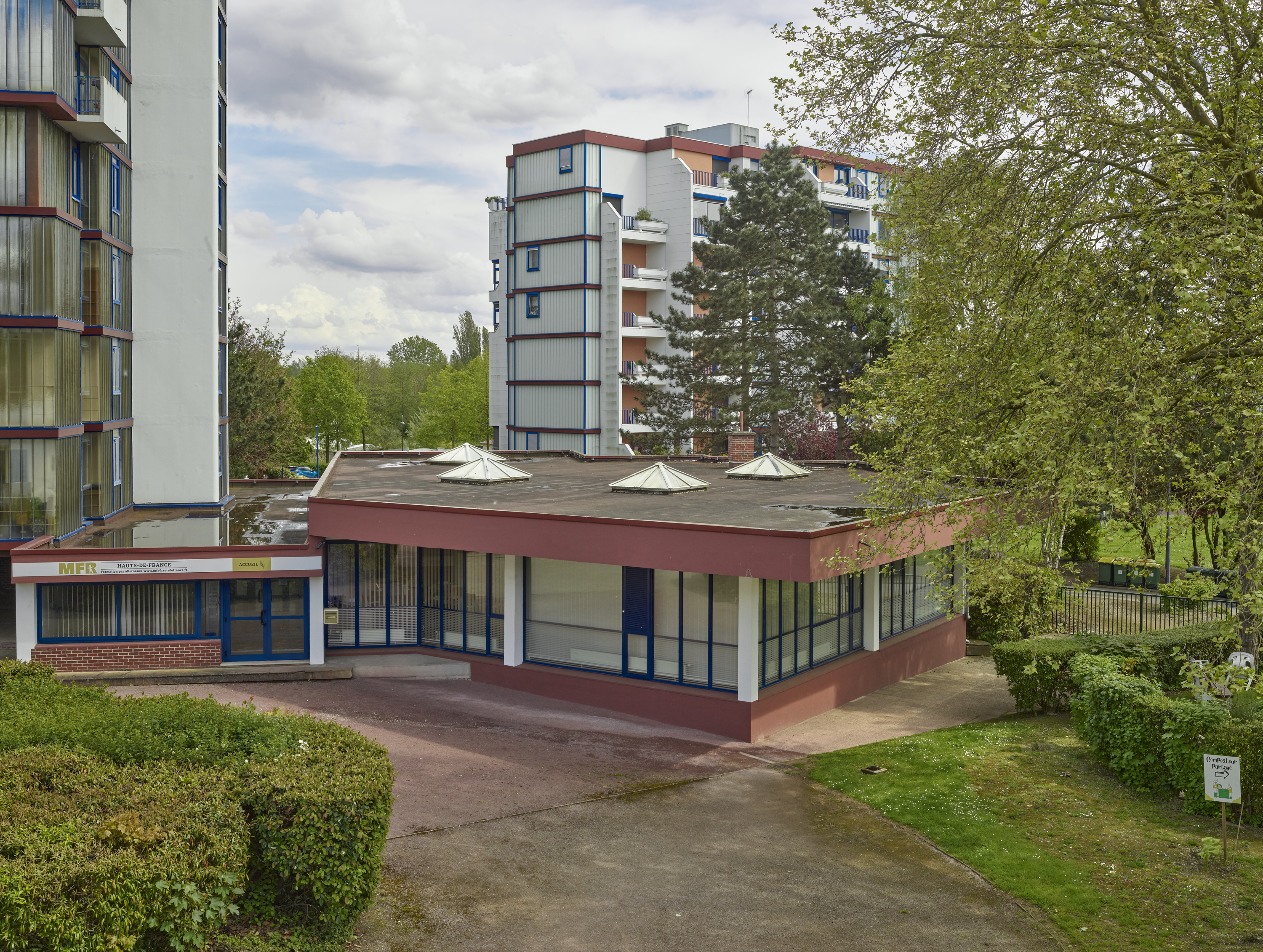 Bâtiment K à usage de commerces et bureaux (aujourd'hui MFR).