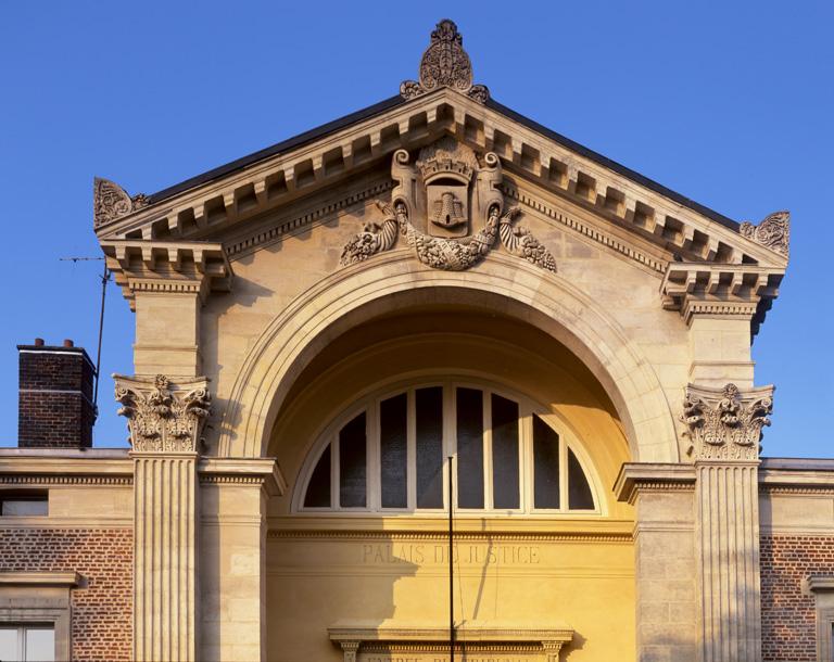 Eléments d'architecture (porche, pilastre, fronton, acrotère, porte)