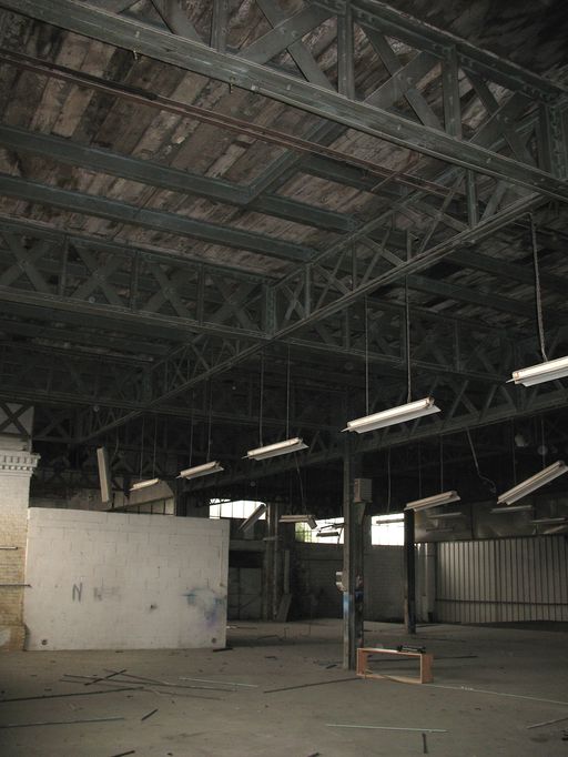 Ancienne fonderie de zinc Allary, puis usine de serrurerie (usine de coffres-forts) Fichet, puis garage de réparation automobile, puis dépôt d'autobus, puis entrepôt commercial