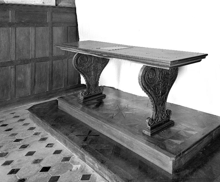 Deux degrés d'autel et autel table, de l'ensemble du maître-autel