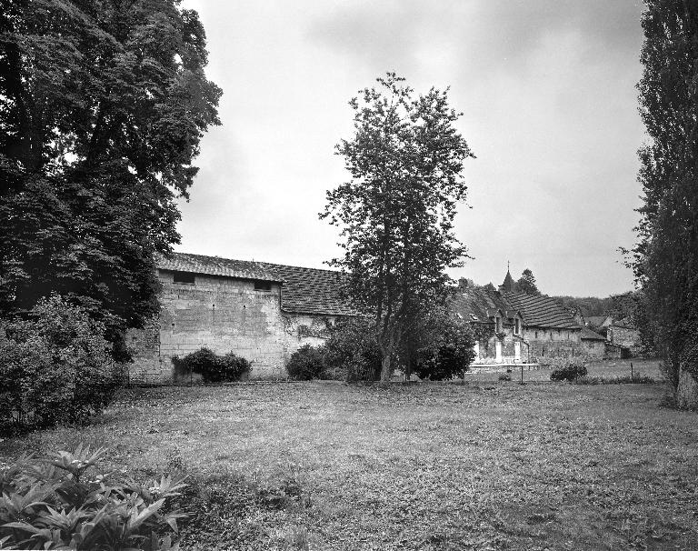 L'ancien château de Puiseux-en-Retz (vestiges), actuellement ferme, maisons, mairie-école