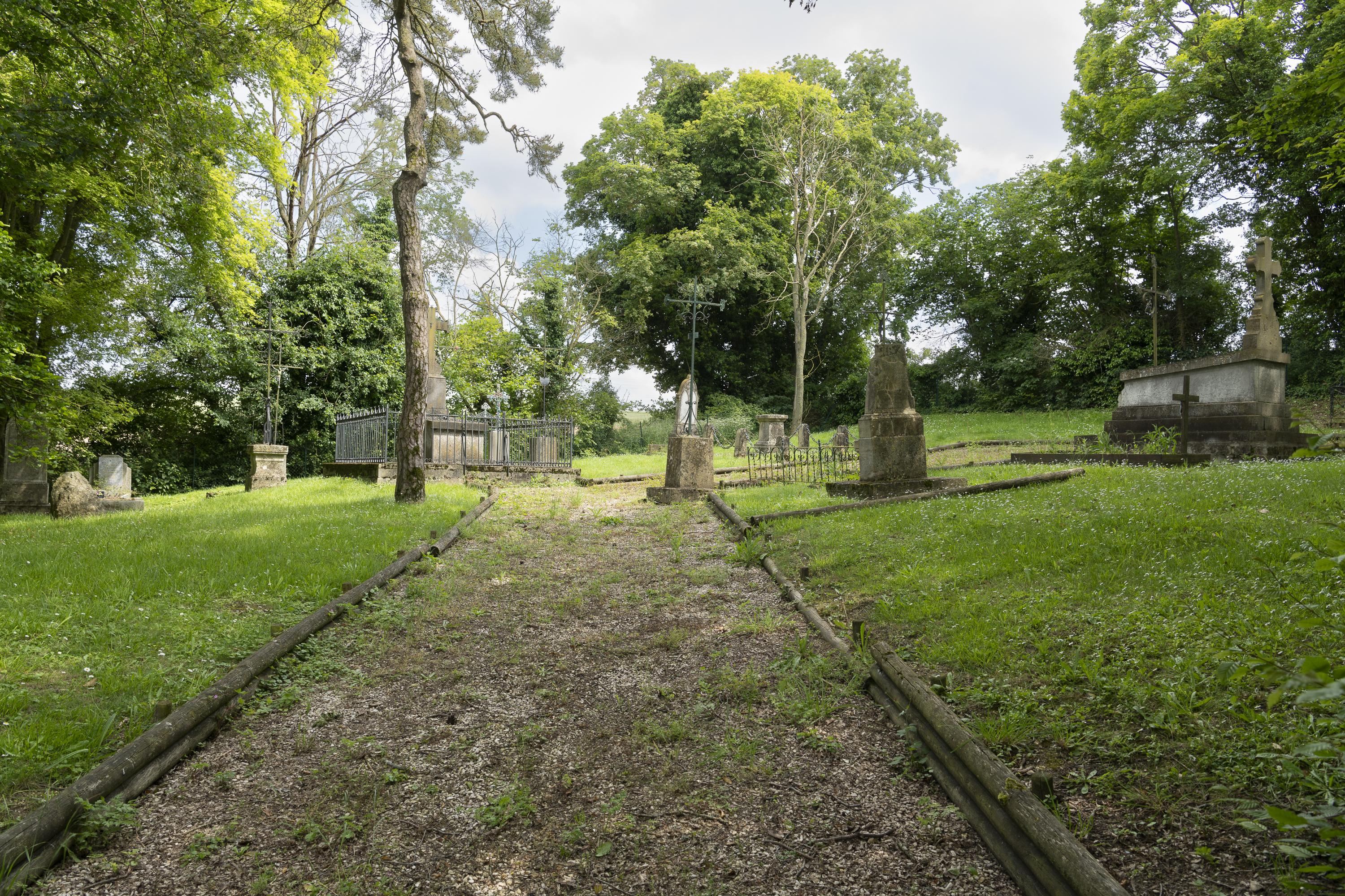 Ancien cimetière paroissial, aujourd'hui communal de Gouy-les-Groseillers