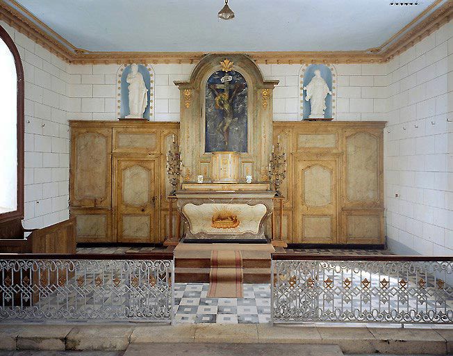 Ensemble du décor du chœur (lambris de demi-revêtement, autel, tabernacle, retable et son tableau)