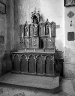 Ensemble de 2 autels, 2 tabernacles, 2 retables, 2 statues (2 autels secondaires néo-gothiques)