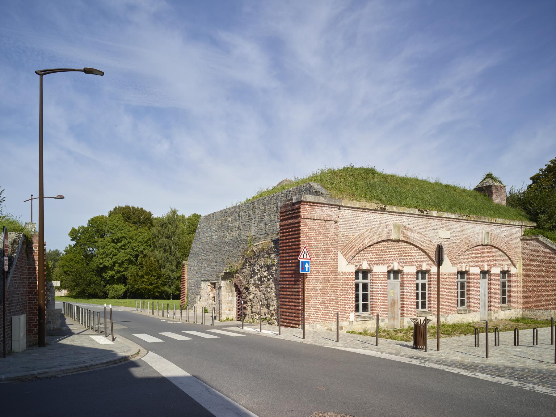 Boulangerie militaire, puis magasin des subsistances, actuellement immeuble mixte de bureaux et de logements.