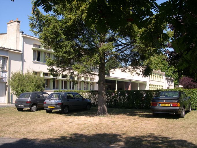 Ancienne maison de campagne du Collège d'Amiens, actuelle mairie et école primaire de Rivery