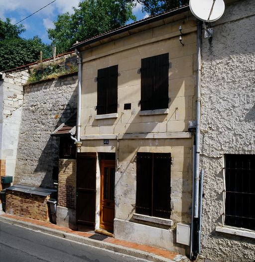 Habitation semi-troglodytique rue des Hauts-Tufs à Creil.