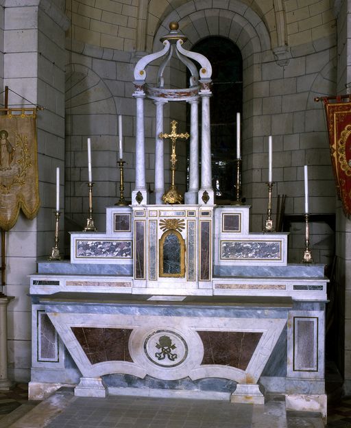 Ensemble du maître-autel (autel tombeau, gradin d'autel, tabernacle à exposition, clôture de choeur)