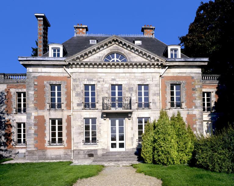 Vue de la façade arrière sur le jardin.