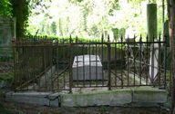 Tombeau (sarcophage) des familles Lemerchier de Gonnelieu-Gaudefroy de Roisel et Génin et enclos funéraire Desprez