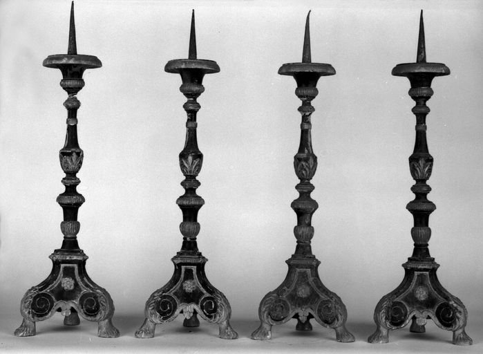 Série de 4 chandeliers d'autel
