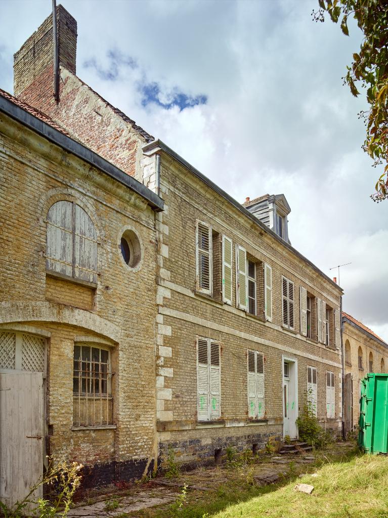 Ancienne ferme Saint-Bertin, puis sucrerie et râperie de betteraves et ferme Platiau, puis ferme des Berceaux