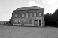 Ancien hôtel de voyageurs à Any-Martin-Rieux, café puis entrepôt agricole