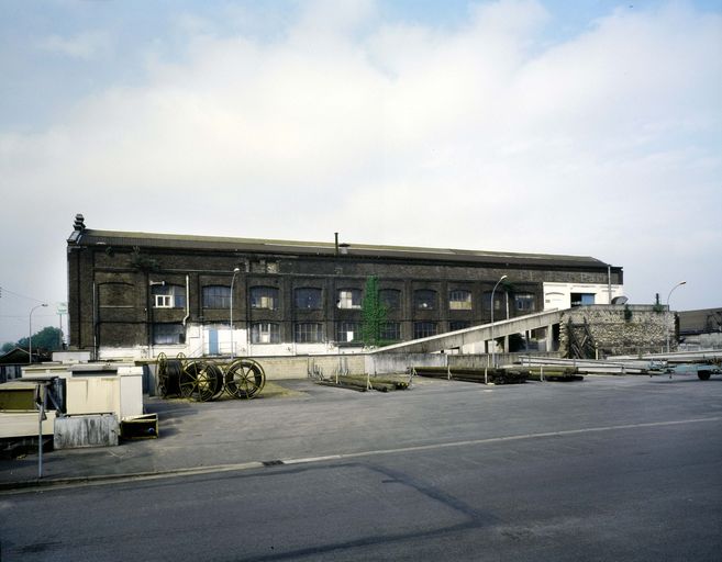 Ancienne fonderie de zinc Allary, puis usine de serrurerie (usine de coffres-forts) Fichet, puis garage de réparation automobile, puis dépôt d'autobus, puis entrepôt commercial