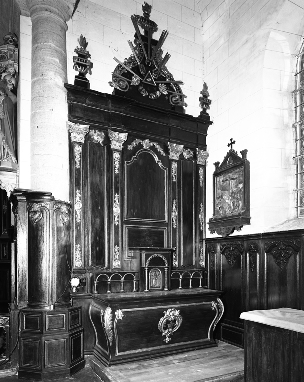 Ensemble du mobilier des chapelles latérales (2 autels, 2 retables)