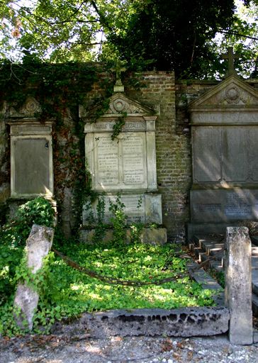 Tombeau (stèle funéraire) de la famille Douvry-Dezaleux