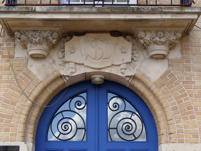 Ancienne école primaire de garçons et mairie de Saint-Léger-lès-Domart, devenue mairie et poste, puis mairie, poste et dispensaire, actuellement mairie