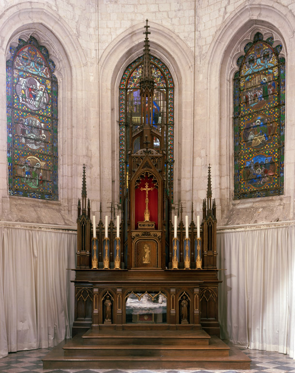 Autel, tabernacle, gradin d'autel et retable (maître-autel néo-gothique)
