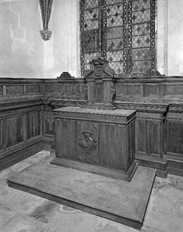 Ensemble de l'autel secondaire de l'ancienne chapelle seigneuriale (degré d'autel, autel tombeau et gradin d'autel)