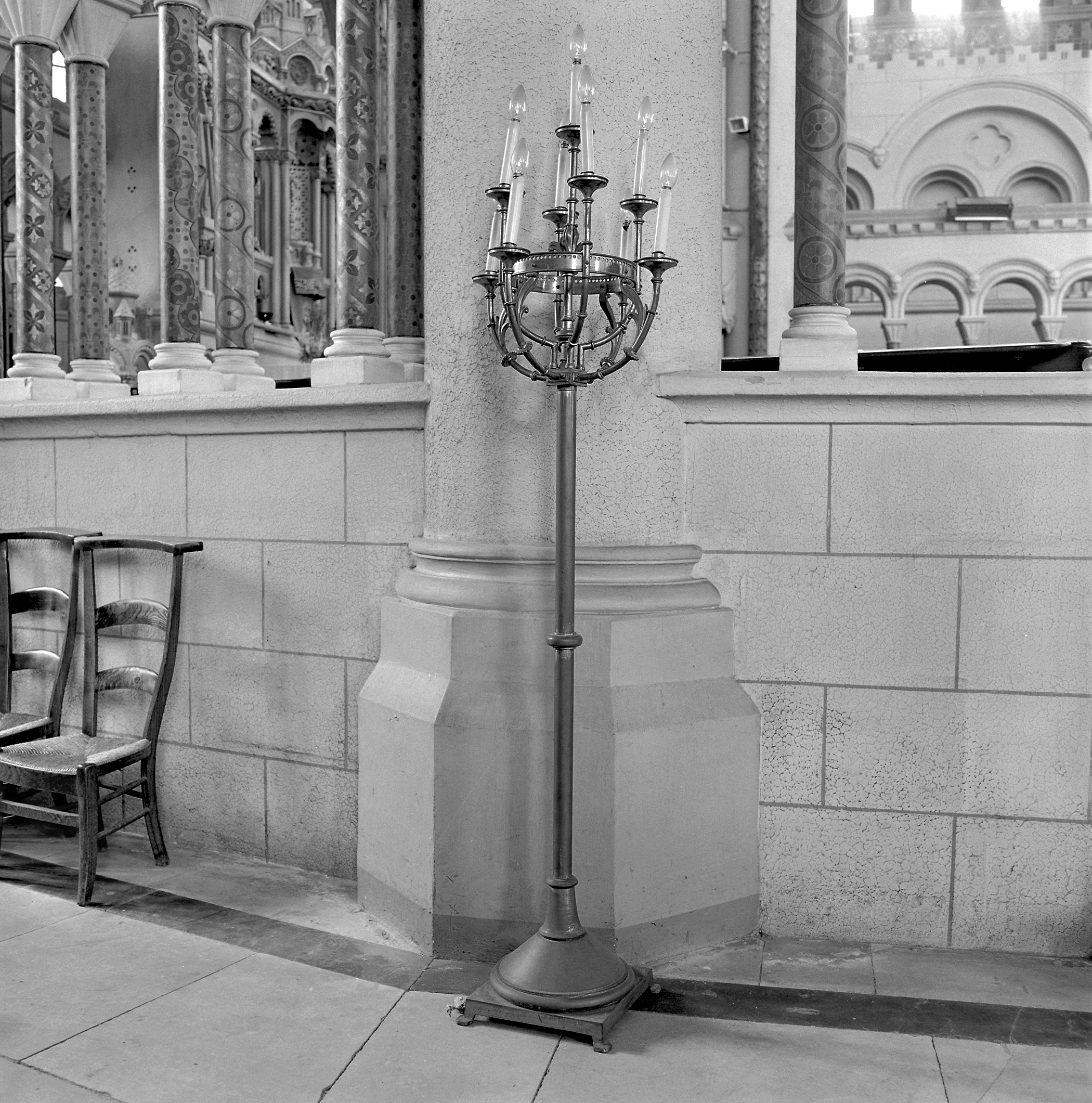 Deux pieds porte-luminaires (girandoles)