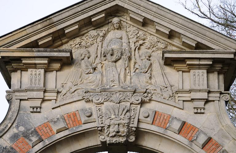 Tympan du portail dit de sainte Anne (haut-relief) : l'Éducation de la Vierge