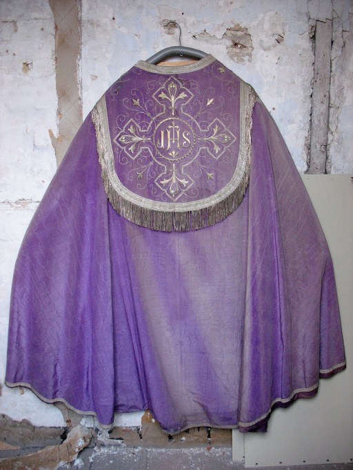Chape (ornement violet, avec décor I.H.S.)
