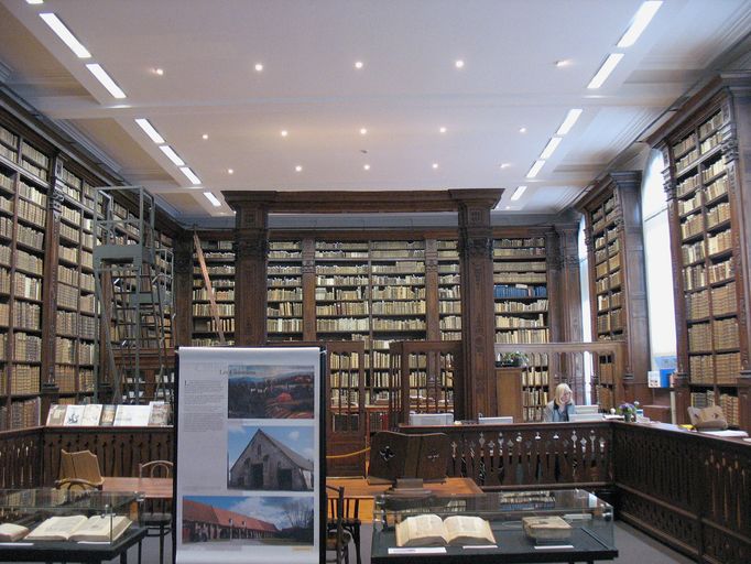 Etagère-bibliothèque et lambris de revêtement