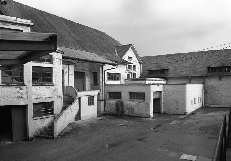 Ancienne beurrerie coopérative agricole de la Thiérache, devenue laiterie coopérative de la Thiérache, puis fromagerie industrielle dite Fromagerie du Nouvion, actuellement Les Fromagers de Thiérache