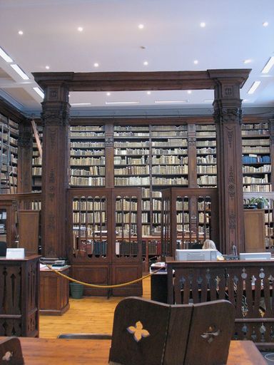 Etagère-bibliothèque et lambris de revêtement