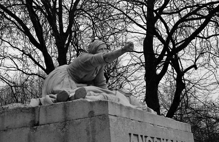 Groupe sculpté (figure colossale) : La Picarde maudissant la guerre