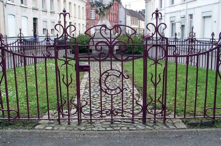 Monument commémoratif de la tragédienne Hippolyte Clairon, dit monument de la Clairon
