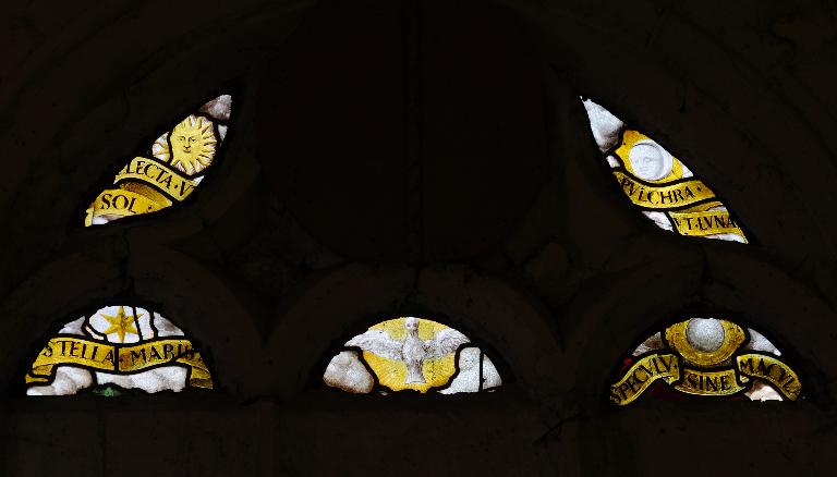 Éléments de vitraux figurés : les emblèmes de la Vierge (baie 3)