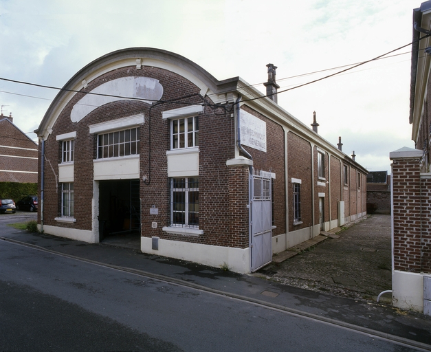 Ancien entrepôt commercial de la Compagnie Fermière de l'Etablissement Thermal de Vichy, actuellement usine de construction mécanique