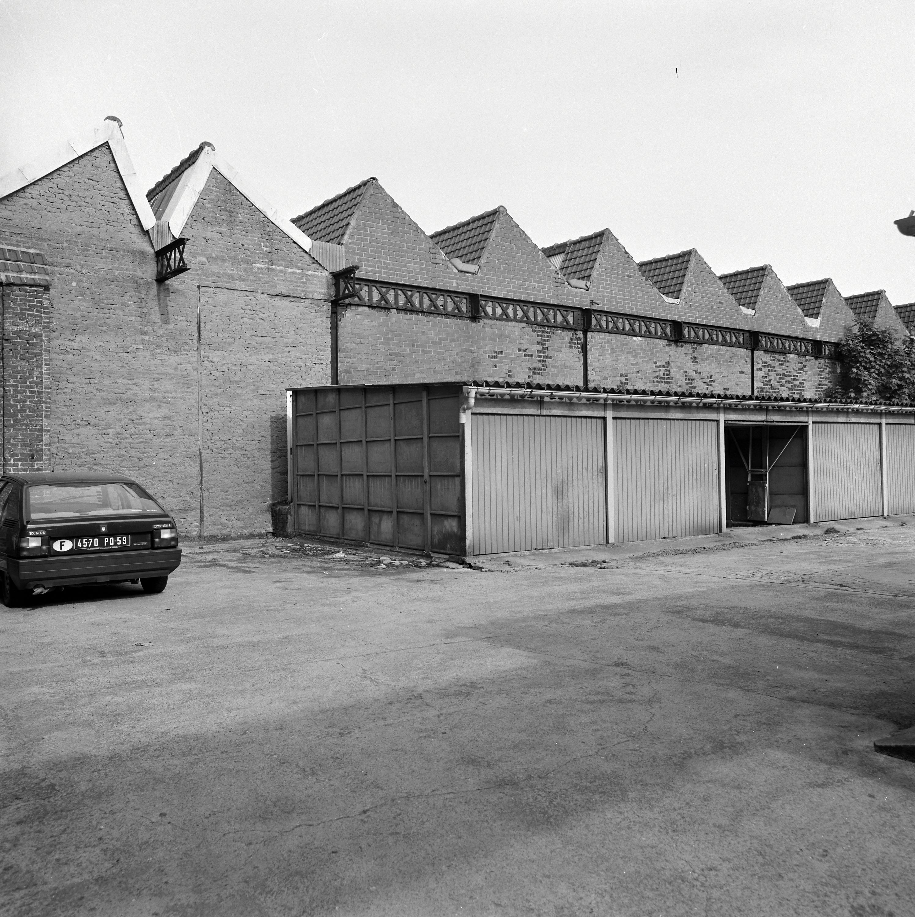 Fonderie Liagre-Teulenaere, puis usine de construction mécanique Laval-Charlet, puis usine de confection Fiévet-Lahaye et carrosserie Moronval, actuellement commerces, immeuble à appartements et établissement de bienfaisance Emmaüs
