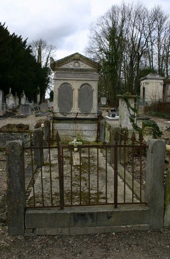 Tombeau (stèle funéraire) de la famille Dubois-Dury