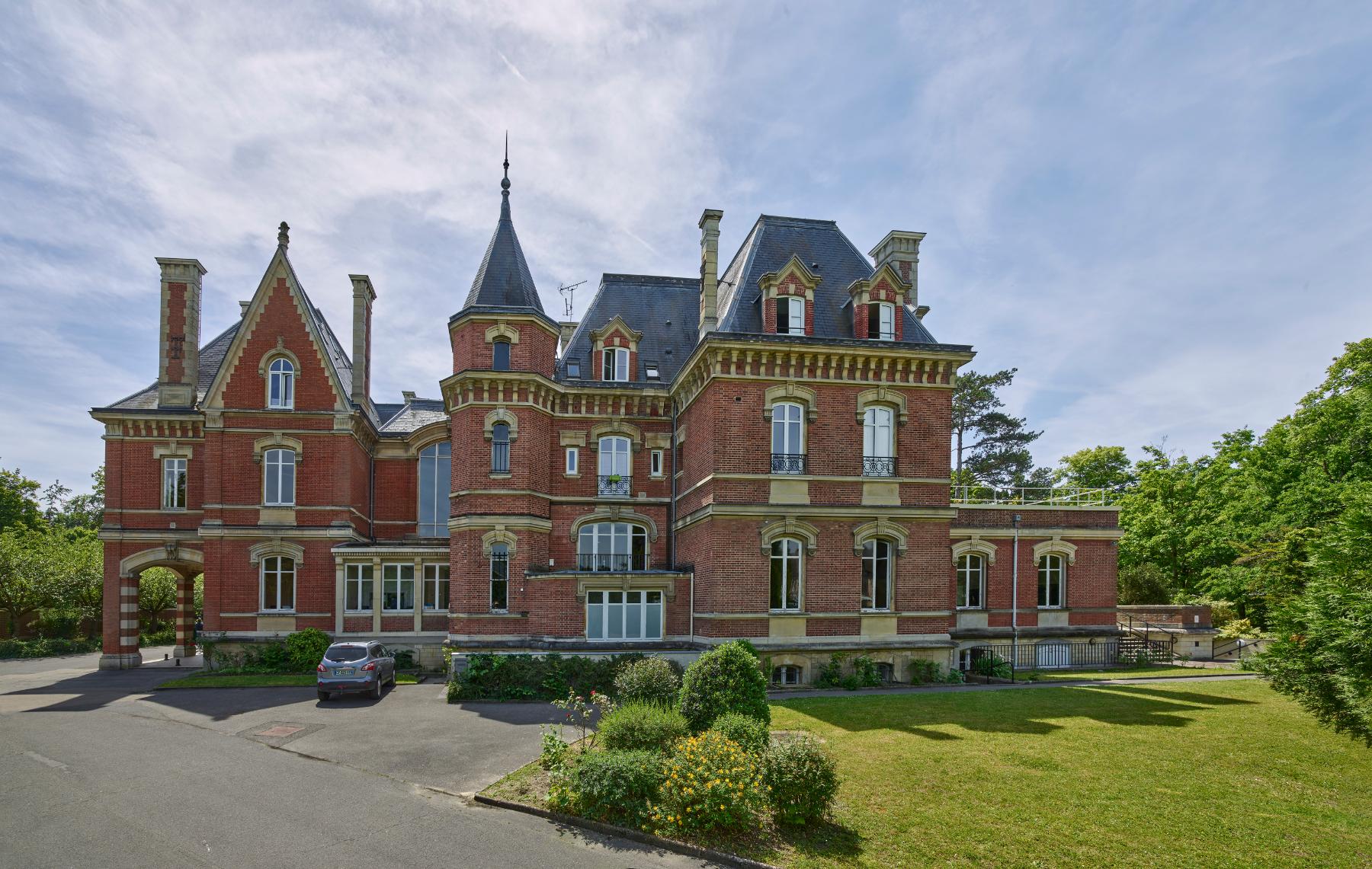 Ancien château du comte Foy, actuellement lycée Pierre-d'Ailly