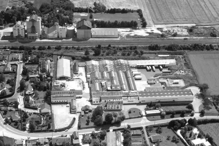 Ancienne Cie sucrière de Poix, puis Société métallurgique de Douai, puis Sté métallurgique des usines d'Ailly, puis Laminoirs de Thionville, puis Mullca, puis usine de construction métallique SICA Tubesca