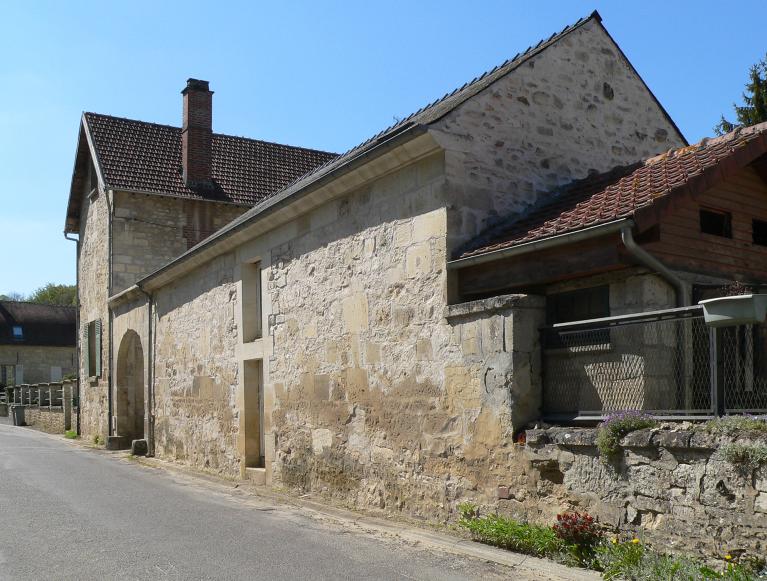 L'ancien château de Puiseux-en-Retz (vestiges), actuellement ferme, maisons, mairie-école
