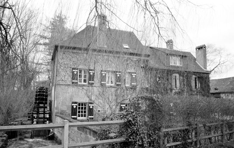 Ancien moulin à huile dit Moulin l'Huillier, puis moulin à blé puis maison de villégiature dite villa des Roulottes