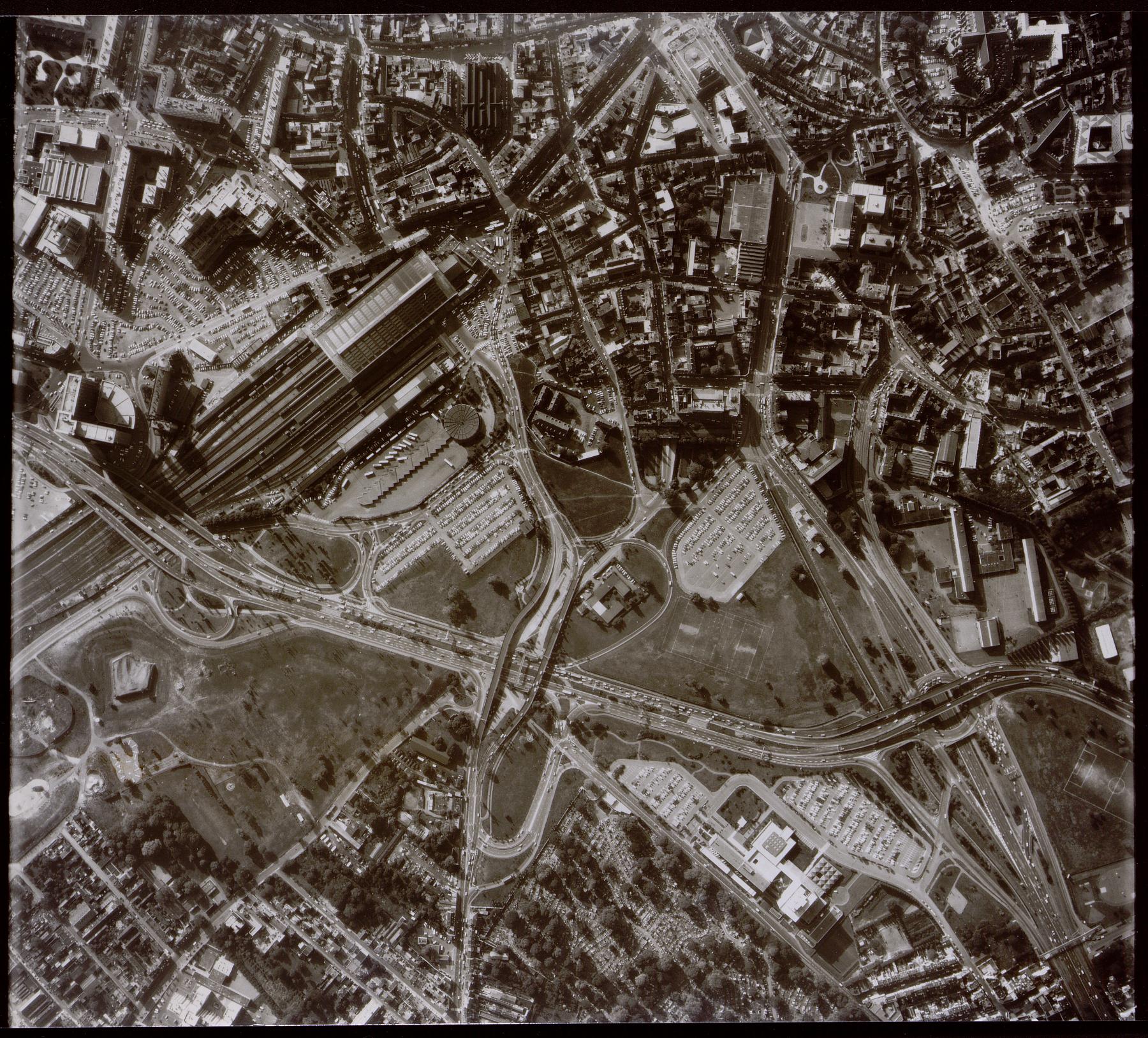 L’hôtel communautaire (CUDL) (au premier plan à droite) dans son environnement dans les années 1980 (Archives communautaires. Métropole européenne de Lille ; 8 Ph 43 n° 142).