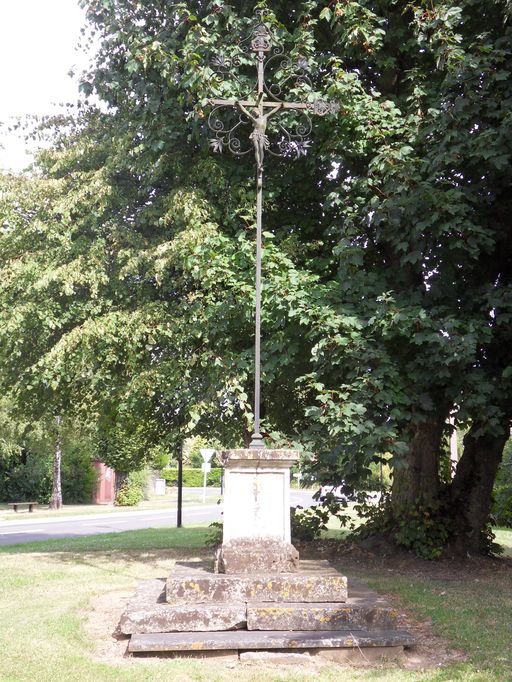 Croix monumentale à Sains-en-Amiénois