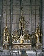 Ensemble de l'autel secondaire néogothique du Rosaire (3 degrés d'autel, autel table, tabernacle à dais d'exposition, retable)
