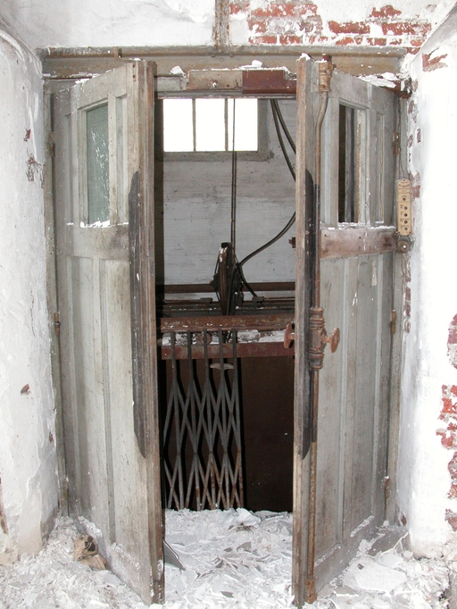 Ancienne usine de Remicourt (tissage de guipure), puis Décaudin et Béguin, puis de la Cotonnière de Saint-Quentin, puis usine de confection