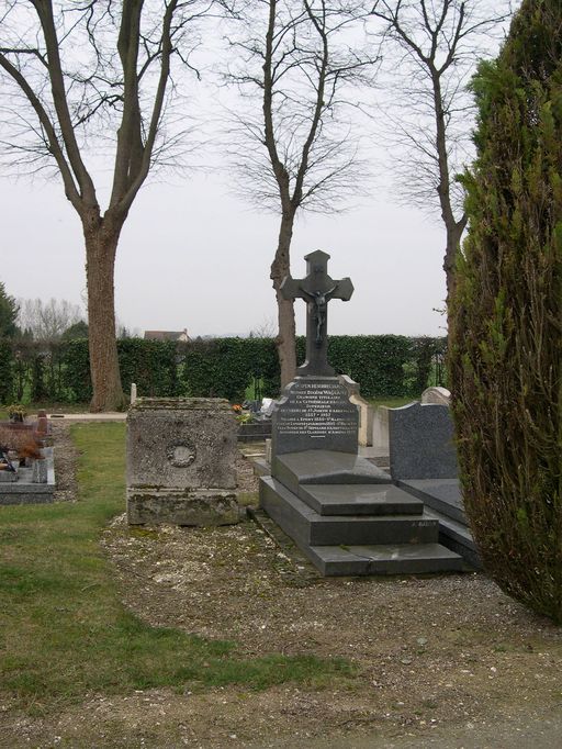 Les tombeaux de prêtres et de congrégation (Amiens métropole)