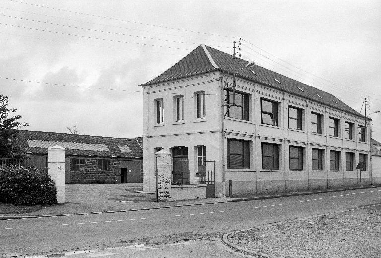 Ancienne serrurerie Parise, puis Lacotte et fonderie Caron, devenue usine de petite métallurgie Lecat Porion, aujourd'hui Atelier de Bobinage du Vimeu