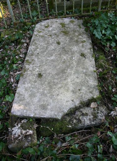 Tombeau (dalle funéraire) d'Angélique Melin (ancien enclos funéraire Barbier)
