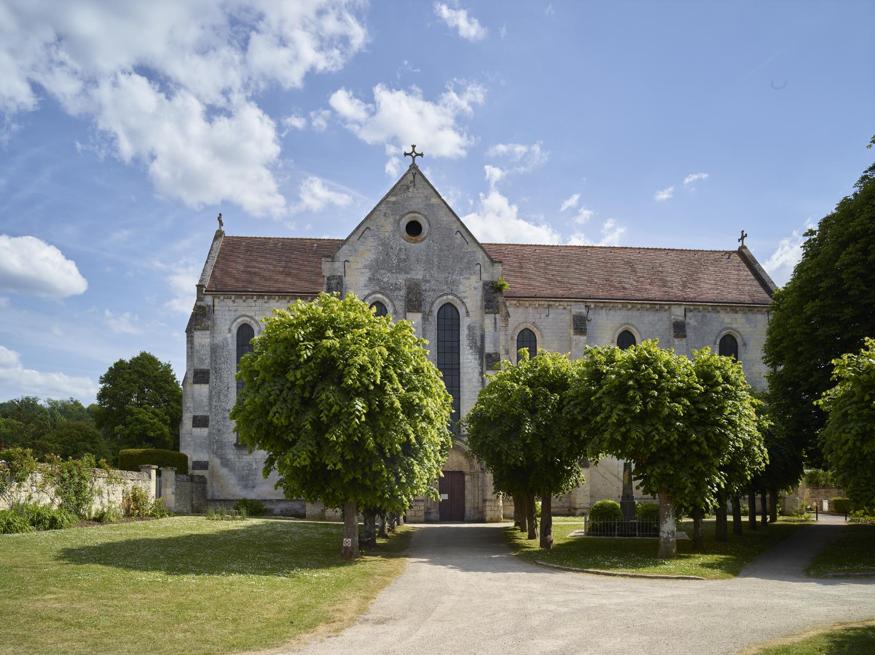 Église abbatiale de bénédictines Saint-Jean-Baptiste et Notre-Dame puis église prieurale, actuellement église paroissiale