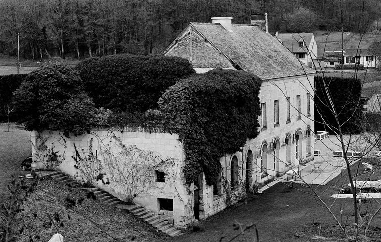 Ancien moulin à farine, dit Moulin Flobert, devenu sucrerie de betteraves Bride, puis Larangot Frères et Cie, puis SA Sucrière de Berneuil-sur-Aisne