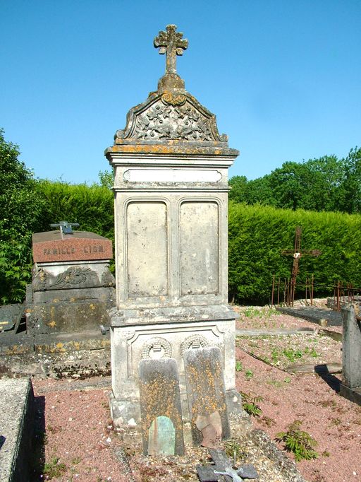 Église paroissiale de la Nativité de la Sainte-Vierge et cimetière de Surcamps