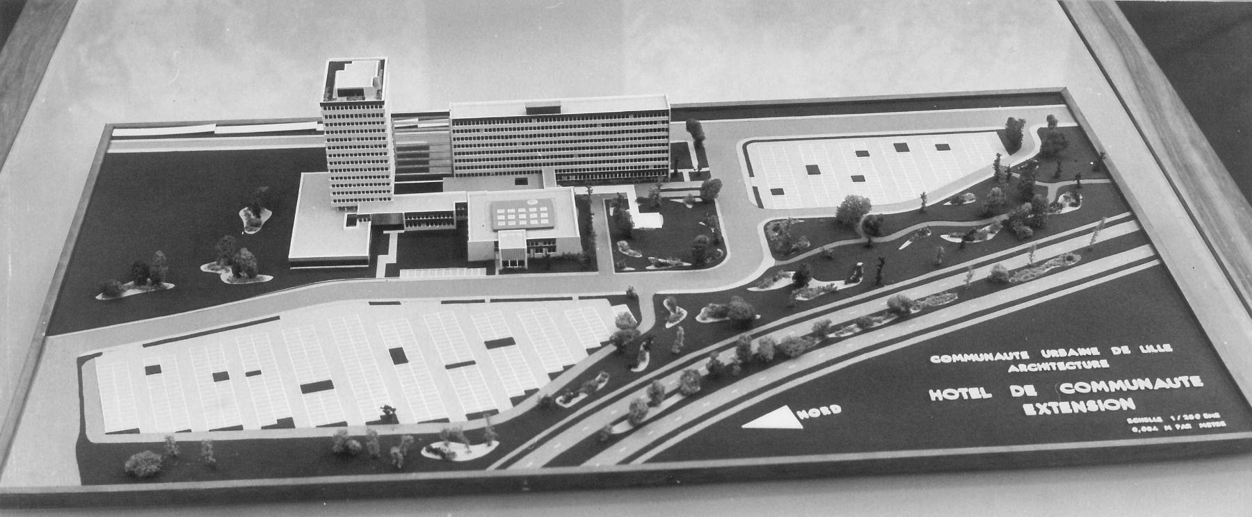 Maquette du projet d’extension de l’hôtel communautaire (CUDL), vers 1974. Vue depuis le côté ouest (Archives communautaires. Métropole européenne de Lille ; 11 Ph 261 n° 9). 